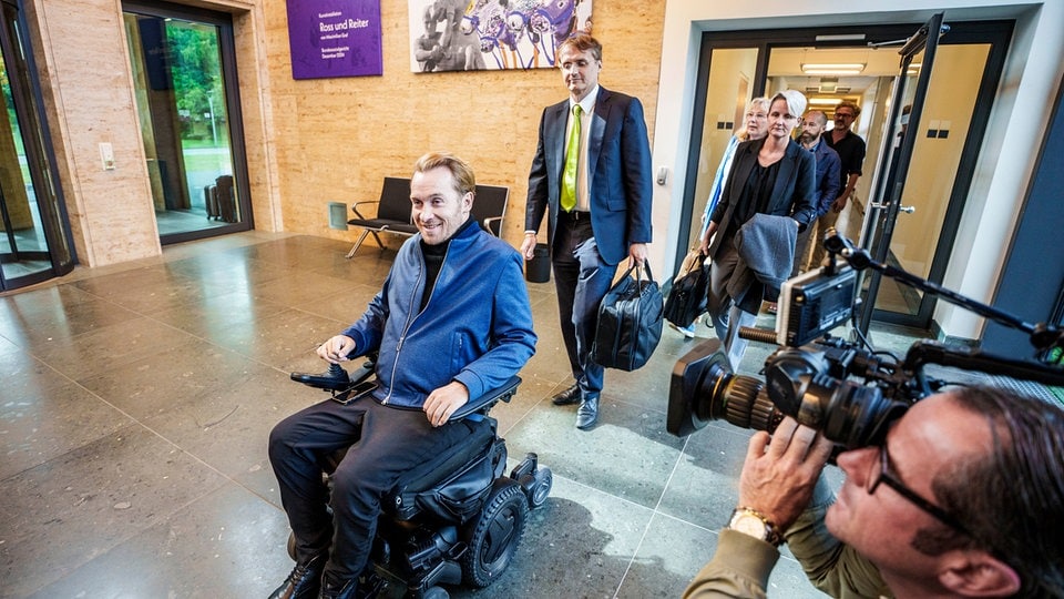 Wetten, dass..? Lawsuit: Insurance Coverage for TV Stunts Examined